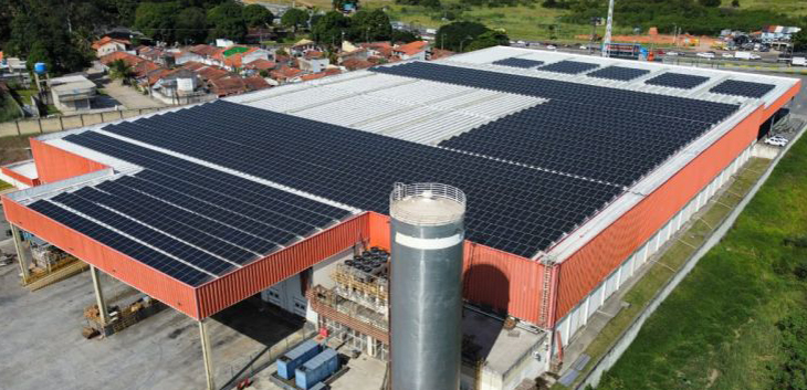 Growatt MAX series in brazil installation case study, aerial view of an industrial building with a solar panel-covered roof.