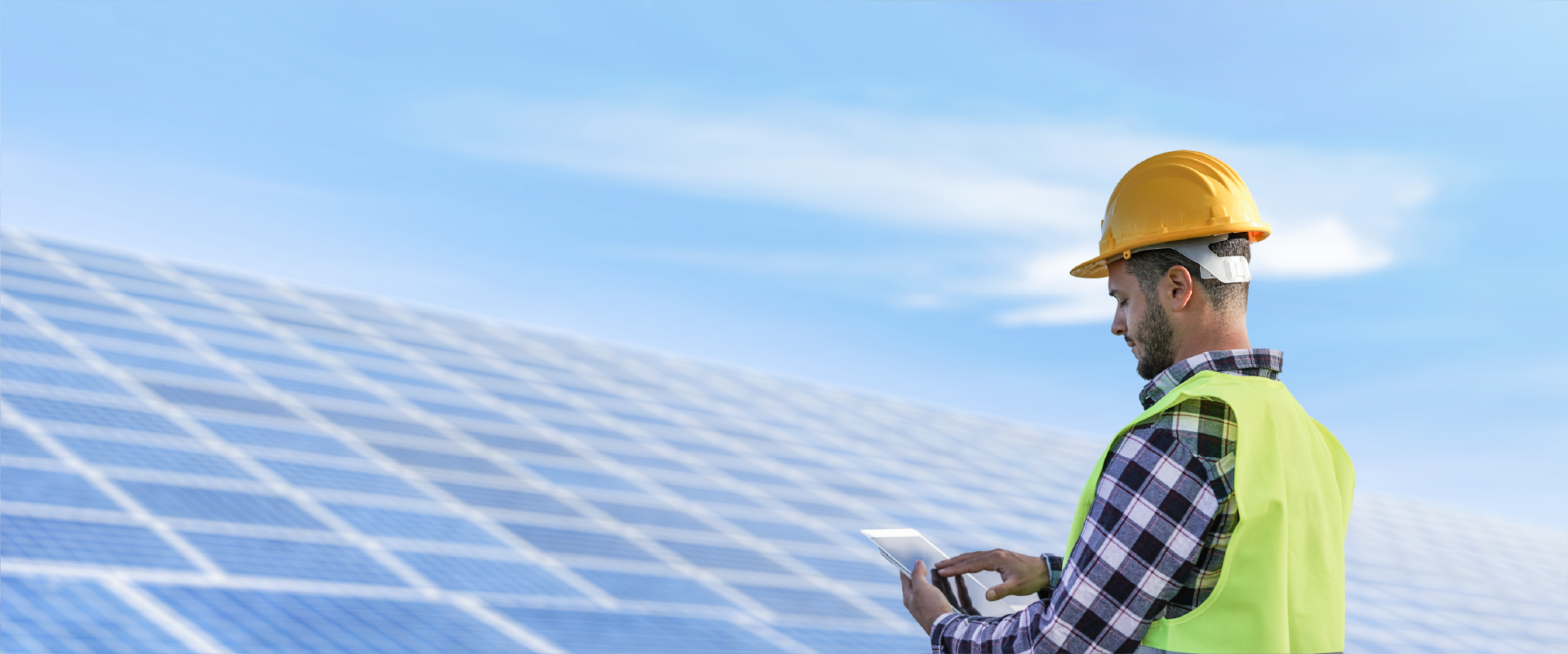 Growatt Support, growatt service team, growatt help, Worker in hi-vis jacket and helmet with tab